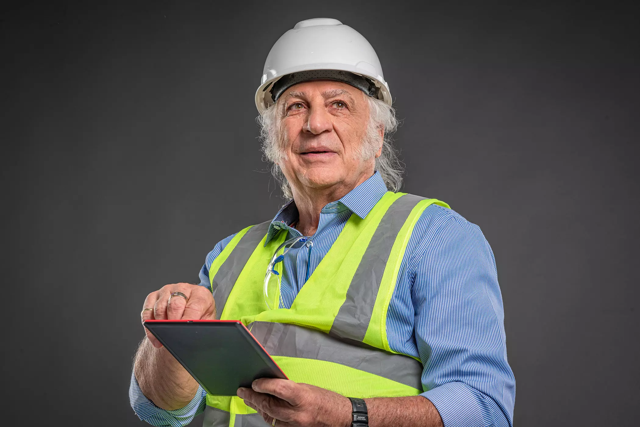 Sergio Palazzo com os equipamentos de segurança pronto para gerir e fiscalizar uma obra.