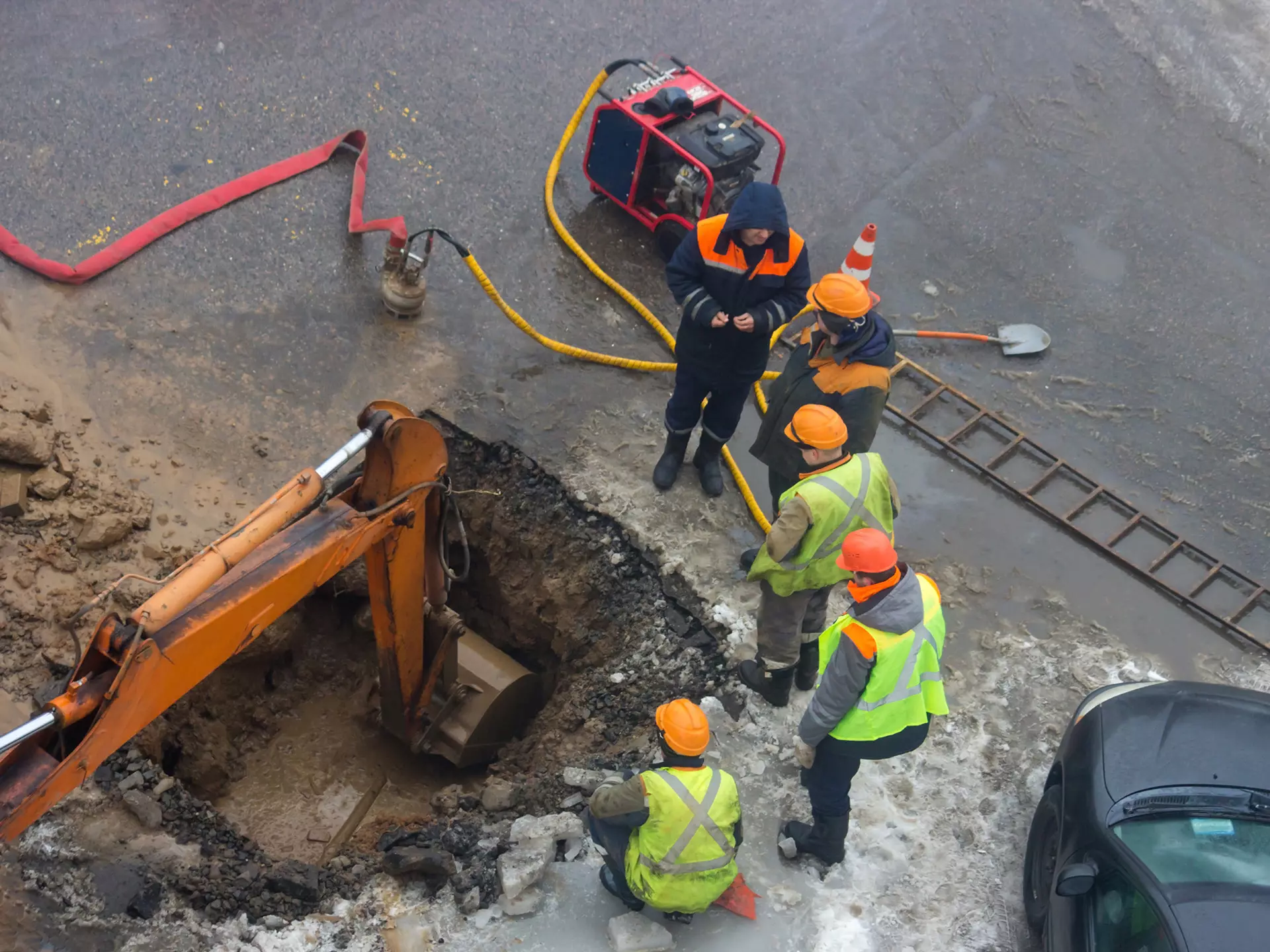 Obra feita em vias públicas com abertura de buracos, o que pode levar a um congestionamento.