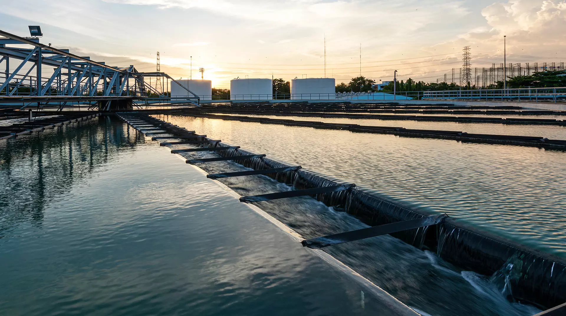 Estação de tratamento de água em um final de tarde.