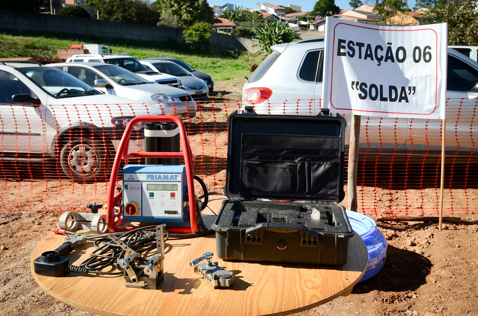 Equipamento fora da sua respectiva maleta, pronto para sua demonstração e posterior utilização pelos alunos.
