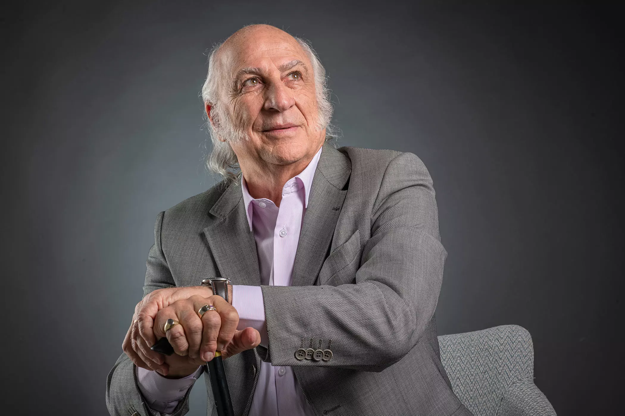 Sergio Palazzo de terno olhando para cima, como se olhasse para o futuro.