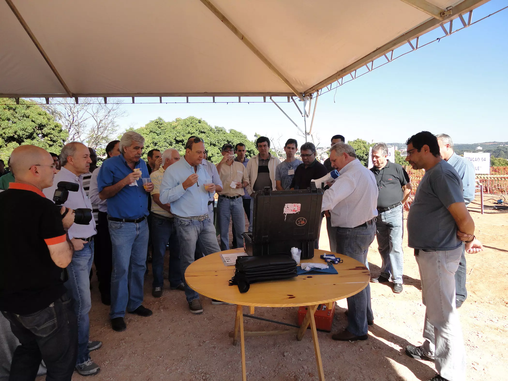 Professor mostra as utilidades da ferramentas, apresentando o MND como uma alternativa para as dificuldades em se fazer obras destrutivas nas cidades.