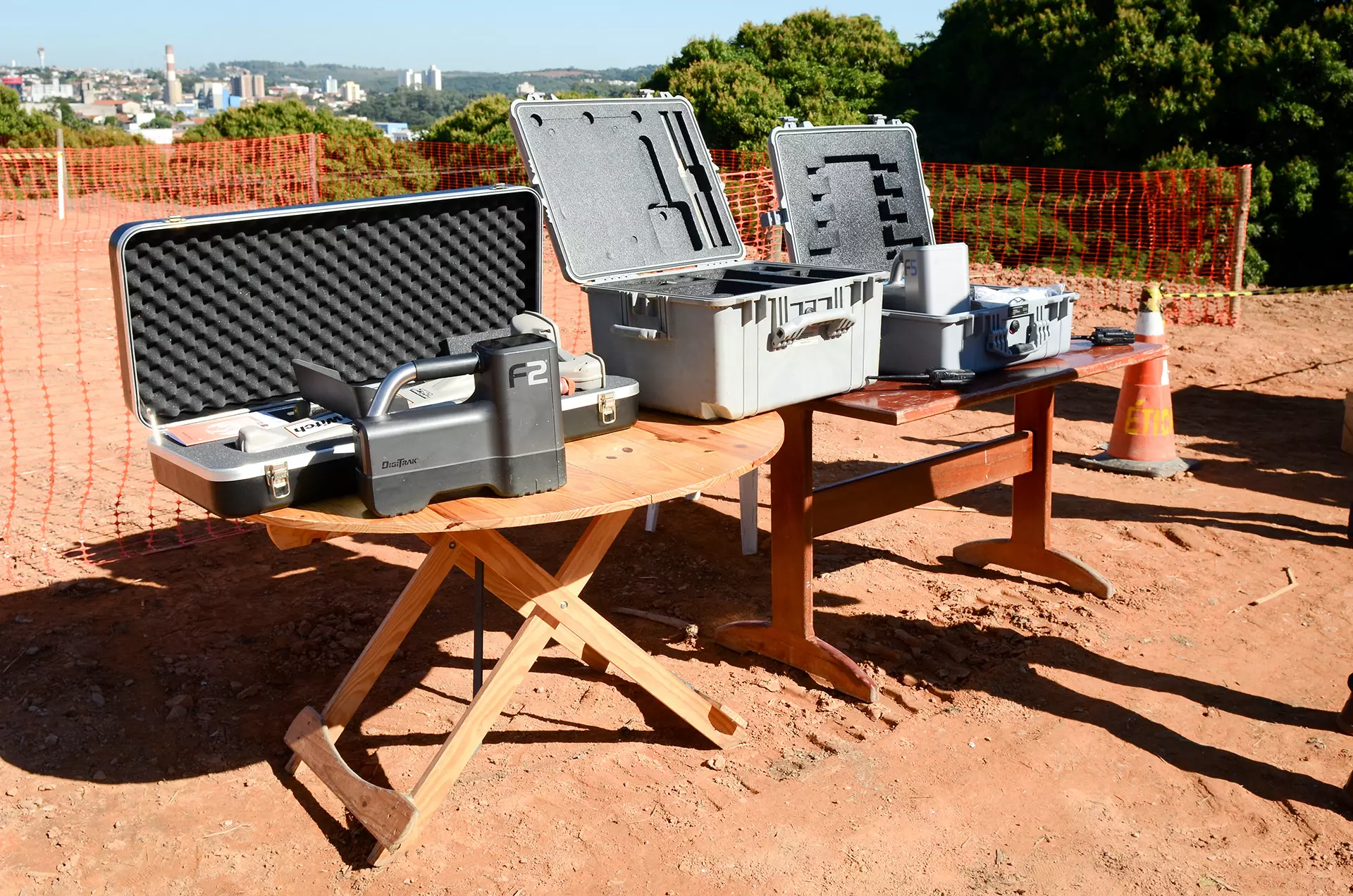 Imagem mostra uma grande quantidade de equipamentos para fiscalização de obras. Todos eles estão dispostos em cima de mesas e dentro de maletas - prontos para serem utilizados.